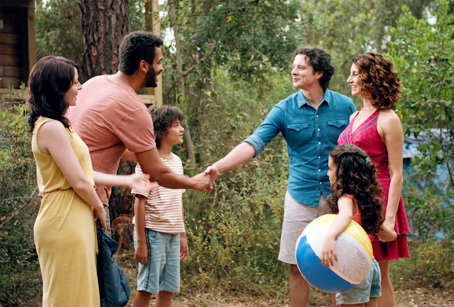 Glückliche Menschen feiern mit Konfetti